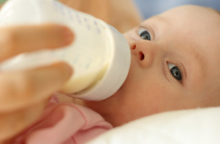 Baby mit Flasche